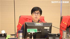 高雄市長陳其邁上午前往災害應變中心主持山陀兒颱風第二次工作會議，他罕見面露出憂心。（圖／翻攝畫面）