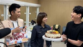 王瞳《愛的榮耀》歡度38歲，生日提早在劇組慶生。（圖／民視提供）