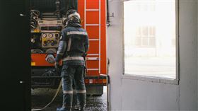 王姓消防員在執勤的空班期間喝爛醉，造成延誤出勤。（圖／翻攝自Pexels)