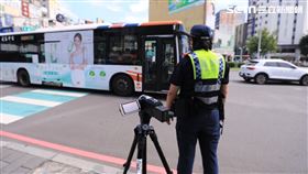 台中,公車大執法,取締,違規,公車,闖紅燈,變換車道（圖／翻攝畫面）