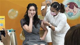 防疫大使Apple(黃暐婷)與牙醫師趙國翔夫妻出席並開打疫苗。（圖／記者簡浩正攝影）