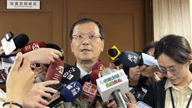 今年疫苗有「陪打」新措施，莊人祥說明陪同者符1條件可打新冠疫苗。（圖／記者簡浩正攝影）