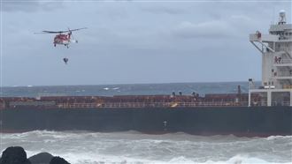 礦砂船困19船員　直升機直衝驚險吊掛