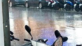 （圖／翻攝自爆廢公社）下雨,雨天,騎士,機車,雨衣