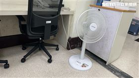 ▲監察院冷氣限溫 有些地方還不給開冷氣，員工超熱搬電風扇吹（圖／記者陳怡潔攝影）