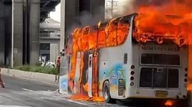 泰國遊覽車嚴重火燒車！車上44名師生「25人下落不明」（圖／翻攝自泰國消防隊臉書）