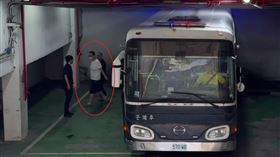 台北市議員陳重文被控利用職權圖利台灣智慧光網公司，從中得利321萬餘元，台北地檢署日前依圖利、偽造文書等罪起訴。陳重文被羈押至今195天，合議庭今天完成所有證人詰問程序，陳重文請求交保，法院裁准800萬元交保，另需接受電子監控，並限制住居與出境、出海。台北地檢署指出，陳有高度逃亡之虞，且有勾串風險，除非陳能辭去議員職務，否則將提出抗告。