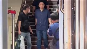 陳重文面色凝重、快步離去。（圖／翻攝畫面）