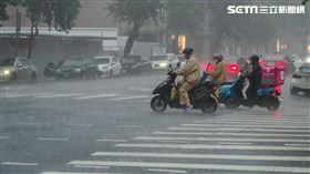 下雨天氣(記者陳弋攝影)