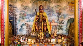 ▲高達5公尺的濟公神像搭配墨鏡非常帥氣。（圖／翻攝自嘉義南恩禪寺-戴墨鏡濟公粉絲專頁）