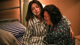 許娣（右）、鍾楚曦在《如果奔跑是我的人生》中母女因一場車禍遭逢巨變。（圖／中天娛樂台提供）