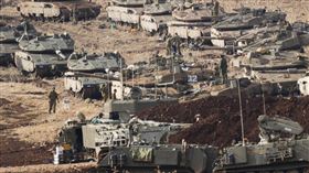 以軍坦克部隊在北部與黎巴嫩交界邊境地區集結。（圖／美聯社／達志影像）