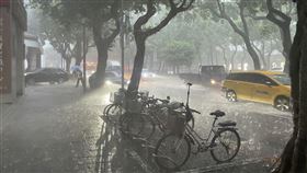 大雨豪雨街頭淋濕（圖／記者王翊綺攝影）
