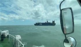 金門海巡隊針對未獲申請許可之錨泊貨輪實施廣播驅離及蒐證。(圖／海巡署提供)