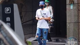 ▲周湯豪（前）傳出砸了8,000萬元買下台北市內湖的豪宅，沒跟長期相依為命的媽媽比莉住在一起，更有一說他已有了成家打算。（圖／鏡週刊提供）