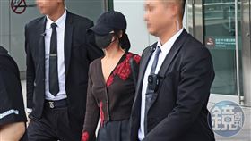 9/25 13：30，酒足飯飽後，宋慧喬在助理、保鑣等眾人的保護下走出台北101。（圖／鏡週刊提供）