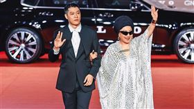 周湯豪（左）、比莉（右）公私綁在一起，也是星媽與星二代的成功組合。圖為母子在第34屆金曲獎走紅毯的模樣。（圖／台視提供／鏡週刊提供）