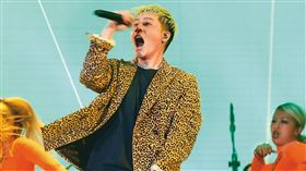 周湯豪除了專注創作，也積極接各種商演賺錢。圖為他4年前受邀參加電商舉辦的拼盤演唱會。（圖／鏡週刊提供）