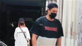 本刊曾經直擊鄭雲燦（左）與周湯豪（右）出遊，而且互動與行程都非常曖昧，不過男的強調他仍單身。（圖／鏡週刊提供）