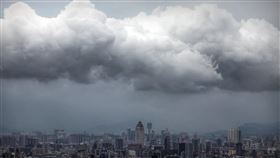 颱風山陀兒估10/2下半天明顯朝東北移動交通部中央氣象署1日下午表示，颱風山陀兒中午後有較明顯向北移動，預估2日下半天後才會明顯往東北移動，但速度仍不快。圖為1日從台北市內湖區碧山巖遠眺台北市區，天空雲層密布、天色昏暗。中央社記者王飛華攝  113年10月1日