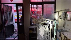 頭城民宅驚傳氣爆！獨居翁「忘關瓦斯抽菸」釀禍　全身嚴重灼傷急送醫。（圖／翻攝畫面）