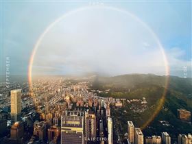  彩虹　（圖／翻攝自台北101官方臉書）