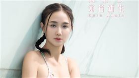 何妤玟的縮水比基尼已經快要包不住傲人上圍。（圖／翻攝自臉書）