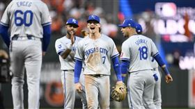 ▲大聯盟打擊王小威特（Bobby Witt Jr.）打回2隊全場唯一分數，皇家在外卡系列賽聽牌。（圖／美聯社／達志影像）