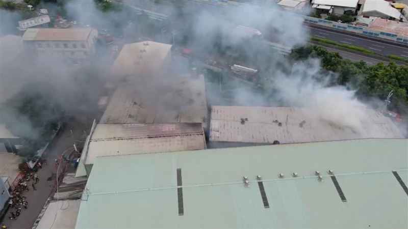 新／台中沙發工廠大火3死　急發空污警告