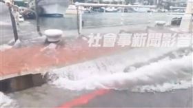 鼓山區哨船街上午8時許出現滿潮海水倒灌，已經分不清楚人行道跟海面差異。（圖／翻攝自社會事新聞影音畫面）