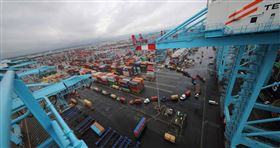 勞資談判破裂後，美東碼頭工人從10/1起罷工，著美國東岸至墨西哥灣沿岸的港口全面停擺，共有36個港口會受到影響。（圖／翻攝自ILA官網）

