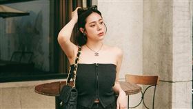 泰拉和兩隻狗同住。（圖／翻攝自泰拉臉書）