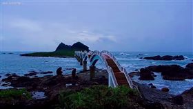 中颱山陀兒逼近，東部海岸國家風景區管理處即時影像今天拍到了一幅有趣的畫面，上午7時許，2隻獼猴出現在台東三仙台岸際，還恰巧就坐在紀錄八拱橋即時影像的鏡頭君前觀浪，2隻獼猴天不畏風雨，跑到海邊觀浪的生動畫面全被記錄下來。