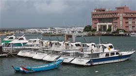 避颱風  船隻停靠淡水漁人碼頭（3）颱風山陀兒緩步向台灣西南部接近，新北市政府預估3日清晨颱風中心可能登陸，傍晚暴風圈進入新北市。圖為2日淡水漁人碼頭停靠許多進港避風的船隻，加強繫纜防颱。中央社記者吳家昇攝  113年10月2日