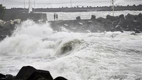 颱風山陀兒緩慢北移  高雄蚵仔寮海堤風浪大中央氣象署1日指出，目前颱風山陀兒中心在高雄南南西方海面，向北轉北北東緩慢移動，暴風圈已接觸恆春半島、屏東、台東及高雄陸地。圖為高雄市梓官區蚵仔寮海堤風浪明顯增大，掀起洶湧浪花。中央社記者董俊志攝  113年10月1日
