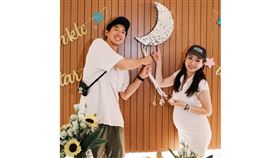 傅孟柏（左）與經紀人老婆安安迎接女兒出生。（圖／翻攝自傅孟柏臉書）