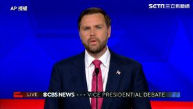 范斯說，美國首先應該驅逐「犯罪移民」。他還說，小孩與偷運毒品的人一同跨越南部邊境進入美國，是賀錦麗的錯。（圖／AP授權）