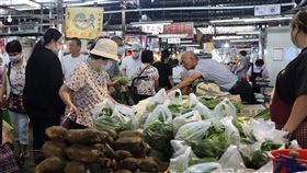 颱風山陀兒逼近台灣  菜市場湧採買人潮（1）颱風山陀兒逼近台灣連帶影響蔬菜交易價格，新北市三重力行菜市場2日上午湧入民眾採買蔬菜等食材，為防颱做好準備。中央社記者趙世勳攝  113年10月2日