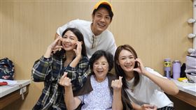 曾智希老公陳志強愛相隨，颱風來臨之夜特地到棚內接送，還跟王滿嬌、李又汝開心合影。（圖／民視提供）