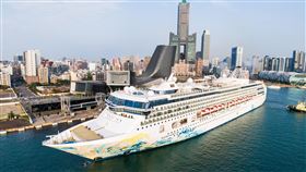 名勝世界壹號郵輪重返高雄 8月航向日本沖繩名勝世界郵輪旗下名勝世界壹號今年夏季回歸高雄，暑假航線將於8月19日、23日、27日，共3航次分別自高雄港出發至日本沖繩石垣島、那霸及宮古島，提供國內旅客多元選擇。圖為名勝世界壹號停泊高雄港。（高雄港提供）中央社記者林巧璉傳真  113年4月2日