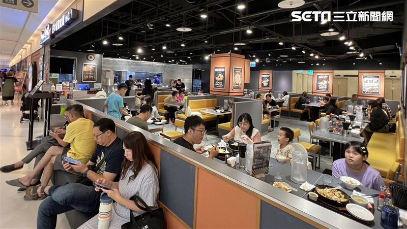 網質疑亂放颱風假　台南百貨公司現況曝光