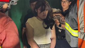 新北市新莊區民本街一棟6層樓公寓今晨3時許發生火警，造成一對情侶嗆傷，其中吳女一度失去生命跡象，目前仍尚未脫離險境。事發後警方逮捕一名男扮女裝的曾姓男子（24歲），他坦承「心情不好、燒窗簾」。經查，曾男是一名縱火慣犯，全案正依公共危險、過失傷害等罪嫌偵辦。