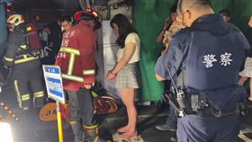 新北市新莊區民本街一棟6層樓公寓今晨3時許發生火警，造成一對情侶嗆傷，其中吳女一度失去生命跡象，目前仍尚未脫離險境。事發後警方逮捕一名男扮女裝的曾姓男子（24歲），他坦承「心情不好、燒窗簾」。經查，曾男是一名縱火慣犯，全案正依公共危險、過失傷害等罪嫌偵辦。