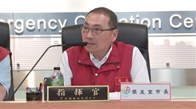 ▲新北市長侯友宜於新北市災害應變中心參與山陀兒颱風工作會報
