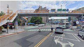 新北市板橋區今天（2日）上午10時許發生一起墜橋意外，一名年約60歲的男子，被民眾目擊從中正路上的一處天橋墜落路面