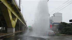 颱風天遇水則發！台中男暴衝撞人行道　自來水管線爆裂成噴泉