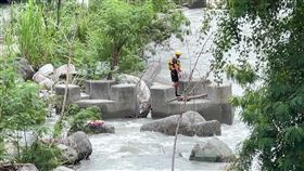 花蓮縣今天（2日）下午2時許發生一起落水意外，有民眾目擊一名年約70多歲的男子從美崙溪上游水源橋附近跌落溪水，警消人員獲報後，在事發現場進行搜救，因目前該地下起強降雨，搜救人暫時撤離溪流，落水男子下落仍不明。