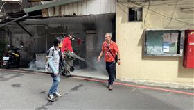 山陀兒颱風來襲，市府團隊持續動員，今日調度衛生局及12區衛生所、環保局、清潔隊、區公所及警方計200名人力加強清除社區孳生源及環境噴消。（圖／新北衛生局提供）