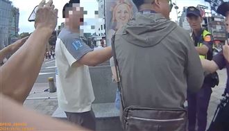 中國遊客搶香港旗幟！王定宇怒：該關就關