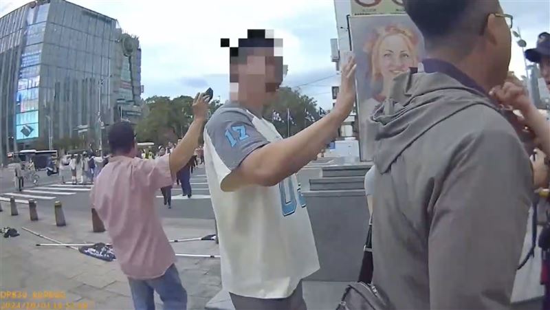 中國遊客搶香港旗幟！林延鳳控員警沒逮捕